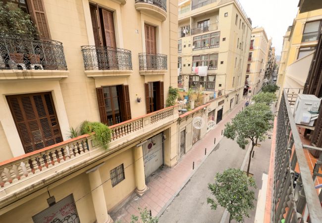 Апартаменты на Barcelona - Милая, тихая и светлая квартира с балконом в аренду в центре Барселоны, Грасия Апартаменты на Barcelona - Милая, тихая и светлая квартира с балконом в аренду в центре Барселоны, Грасия