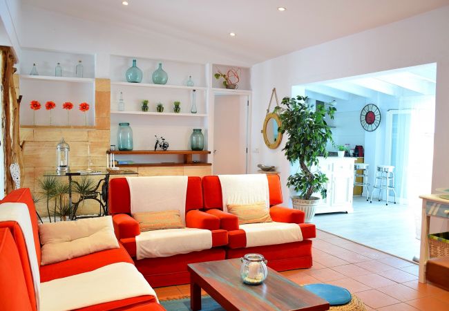 Особняк на Muro - Can Butxaquí 160 fantástica villa con piscina privada y jacuzzi, aire acondicionado, barbacoa y WiFi Особняк на Muro - Can Butxaquí 160 fantástica villa con piscina privada y jacuzzi, aire acondicionado, barbacoa y WiFi