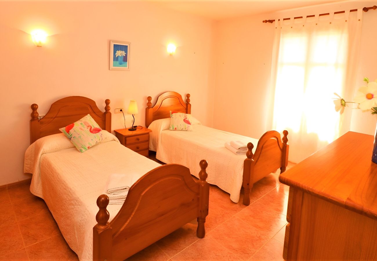 Особняк на Campos - Can Toni 403 tradicional finca con piscina privada, aire acondicionado, gran jardín y WiFi Особняк на Campos - Can Toni 403 tradicional finca con piscina privada, aire acondicionado, gran jardín y WiFi