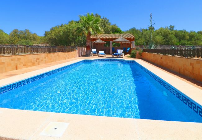 Особняк на Campos - Alcoraia 408 tradicional finca con piscina privada, terraza, barbacoa y aire acondicionado Особняк на Campos - Alcoraia 408 tradicional finca con piscina privada, terraza, barbacoa y aire acondicionado