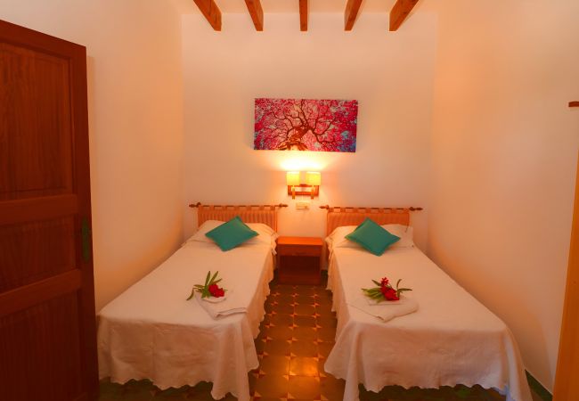 Особняк на Campos - Alcoraia 408 tradicional finca con piscina privada, terraza, barbacoa y aire acondicionado Особняк на Campos - Alcoraia 408 tradicional finca con piscina privada, terraza, barbacoa y aire acondicionado