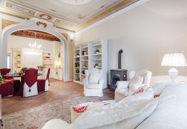 Апартаменты на Lucca - BEYOND THE EXTRAORDINARY Romantic Quiet Spacious Apartment Next to Guinigi Tower Апартаменты на Lucca - BEYOND THE EXTRAORDINARY Romantic Quiet Spacious Apartment Next to Guinigi Tower