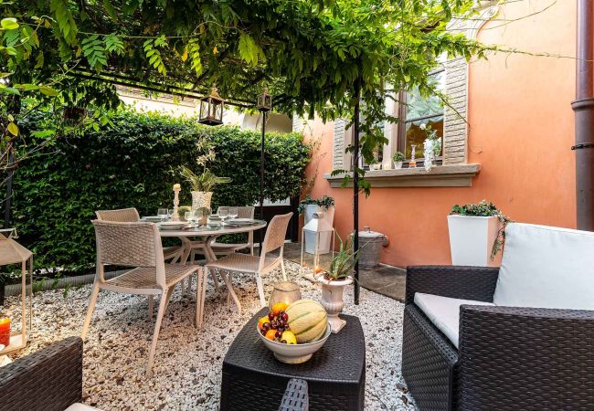 Апартаменты на Lucca - Spacious Ground Floor Apartment with Private Garden Inside the Walls of Lucca Апартаменты на Lucca - Spacious Ground Floor Apartment with Private Garden Inside the Walls of Lucca