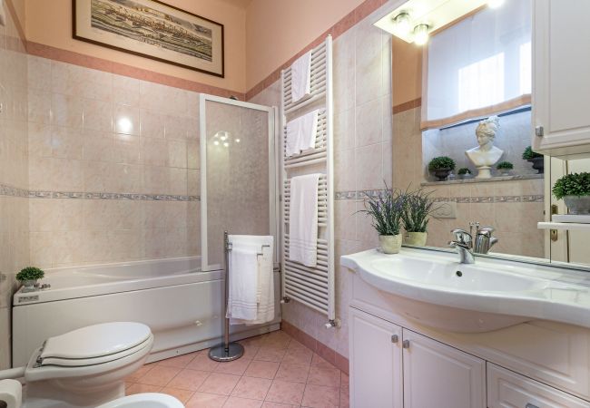 Апартаменты на Lucca - Opera Music in a Spacious Central Apartment Overlooking the Cathedral Апартаменты на Lucca - Opera Music in a Spacious Central Apartment Overlooking the Cathedral