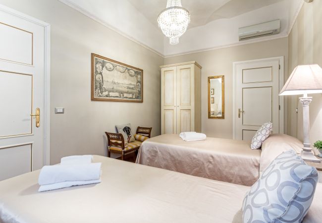 Апартаменты на Lucca - Opera Music in a Spacious Central Apartment Overlooking the Cathedral Апартаменты на Lucca - Opera Music in a Spacious Central Apartment Overlooking the Cathedral