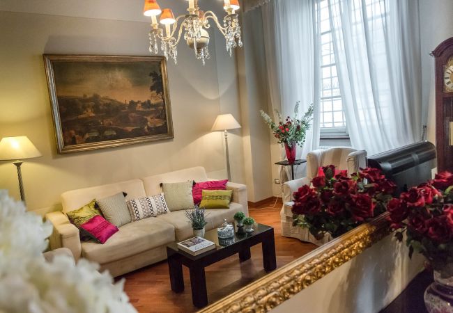 Апартаменты на Lucca - Opera Music in a Spacious Central Apartment Overlooking the Cathedral Апартаменты на Lucca - Opera Music in a Spacious Central Apartment Overlooking the Cathedral