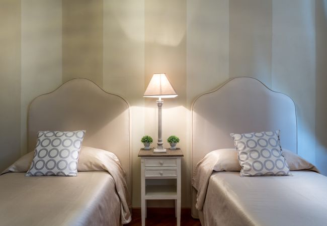 Апартаменты на Lucca - Opera Music in a Spacious Central Apartment Overlooking the Cathedral Апартаменты на Lucca - Opera Music in a Spacious Central Apartment Overlooking the Cathedral