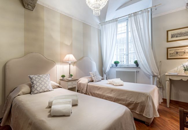 Апартаменты на Lucca - Opera Music in a Spacious Central Apartment Overlooking the Cathedral Апартаменты на Lucca - Opera Music in a Spacious Central Apartment Overlooking the Cathedral