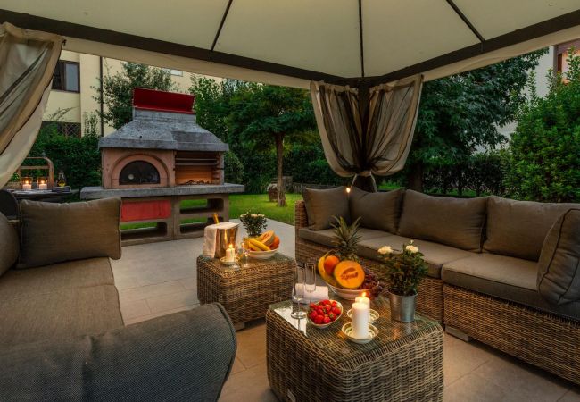 Вилла на Lucca - VILLA OLIVIA: a New Luxury Villa with Garden in Lucca with PARKING Вилла на Lucca - VILLA OLIVIA: a New Luxury Villa with Garden in Lucca with PARKING