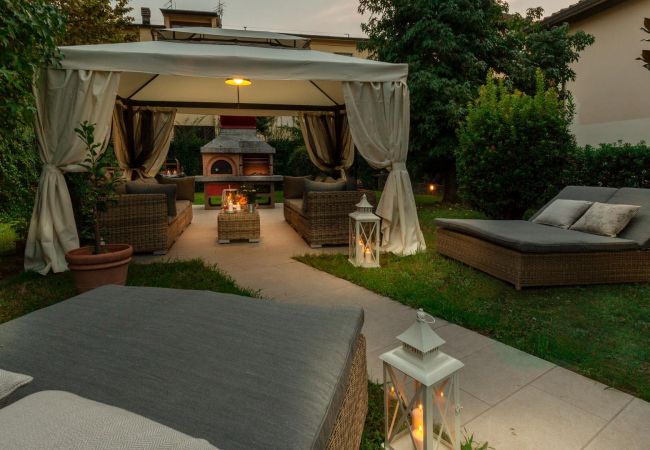 Вилла на Lucca - VILLA OLIVIA: a New Luxury Villa with Garden in Lucca with PARKING Вилла на Lucca - VILLA OLIVIA: a New Luxury Villa with Garden in Lucca with PARKING