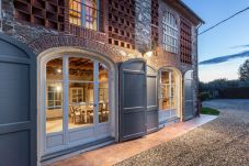 Вилла на Monte San quirico - A Romantic Farmhouse with Pool in 10 mins walk away from the Walls of Lucca