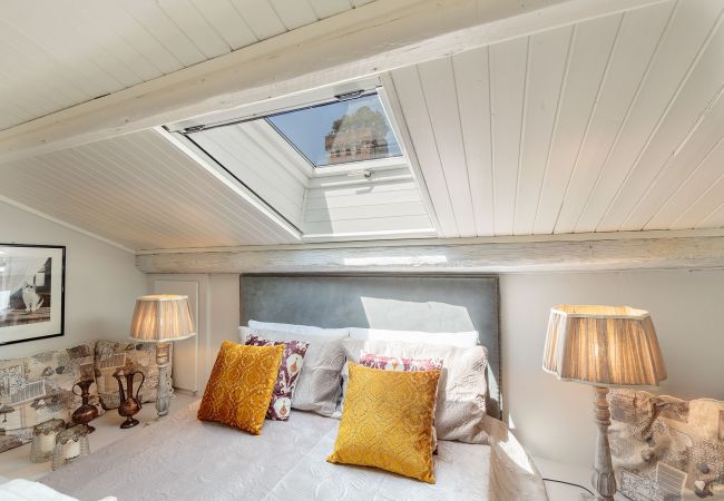 Апартаменты на Lucca - Spacious Home with Elevator along Via Guinigi inside the Lucca Walls Апартаменты на Lucca - Spacious Home with Elevator along Via Guinigi inside the Lucca Walls