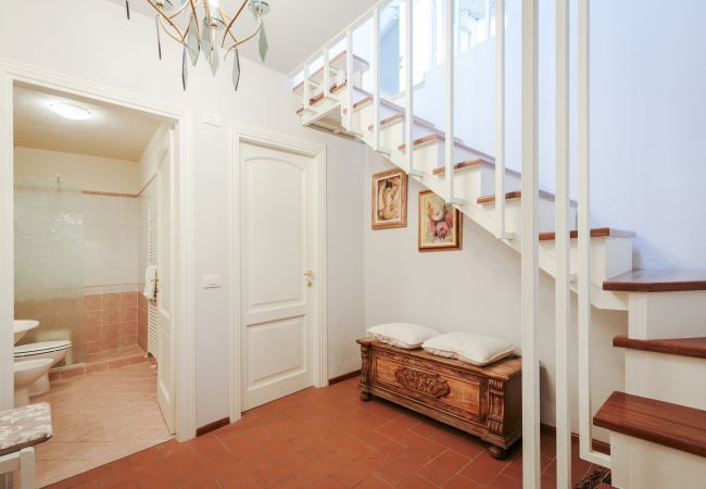 Апартаменты на Lucca - Spacious Home with Elevator along Via Guinigi inside the Lucca Walls Апартаменты на Lucca - Spacious Home with Elevator along Via Guinigi inside the Lucca Walls