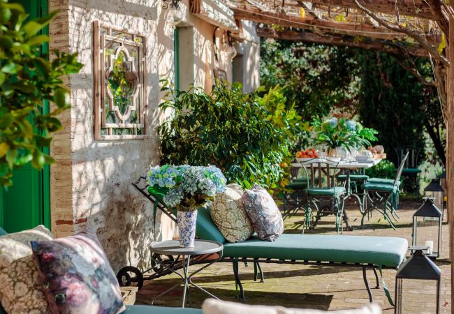 Вилла на Lucca - Villa Gufo The Place to Be. Panoramic Private Pool with a Lucca View and Private Tennis Court Вилла на Lucca - Villa Gufo The Place to Be. Panoramic Private Pool with a Lucca View and Private Tennis Court