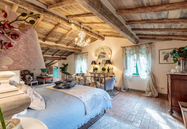 Вилла на Lucca - Villa Gufo The Place to Be. Panoramic Private Pool with a Lucca View and Private Tennis Court Вилла на Lucca - Villa Gufo The Place to Be. Panoramic Private Pool with a Lucca View and Private Tennis Court