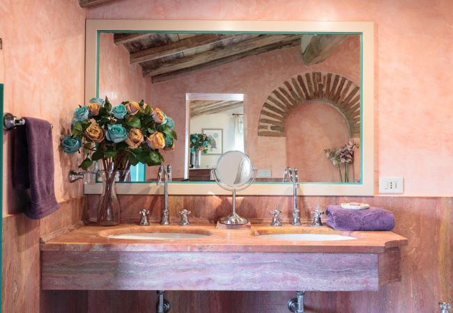 Вилла на Lucca - Villa Gufo The Place to Be. Panoramic Private Pool with a Lucca View and Private Tennis Court Вилла на Lucca - Villa Gufo The Place to Be. Panoramic Private Pool with a Lucca View and Private Tennis Court