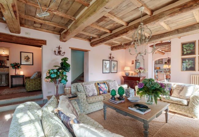 Вилла на Lucca - Villa Gufo The Place to Be. Panoramic Private Pool with a Lucca View and Private Tennis Court Вилла на Lucca - Villa Gufo The Place to Be. Panoramic Private Pool with a Lucca View and Private Tennis Court