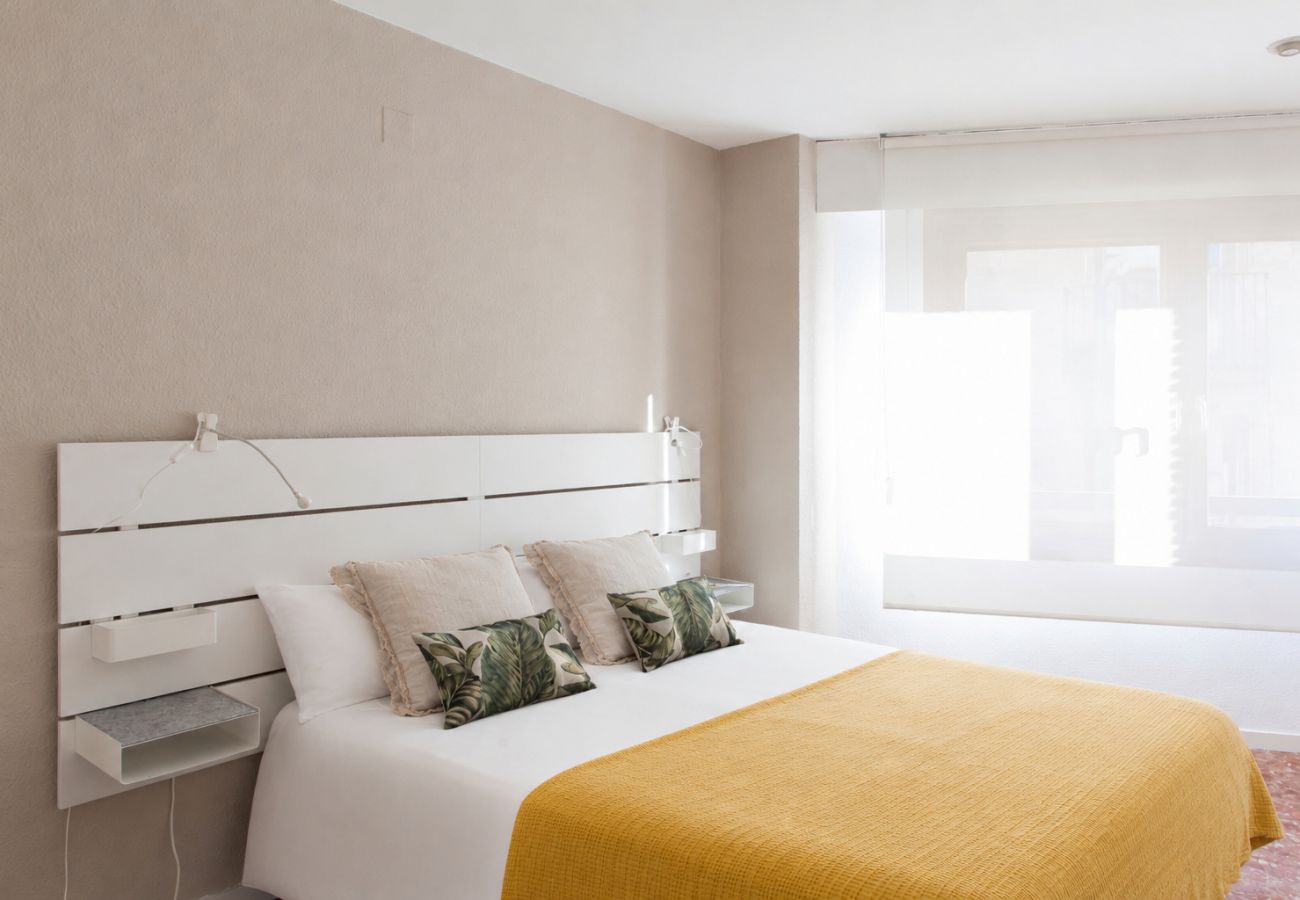 Апартаменты на Валенсия город / Valencia - Old Town Quart Towers Stay I | AC & WiFi | 4 Viajeros