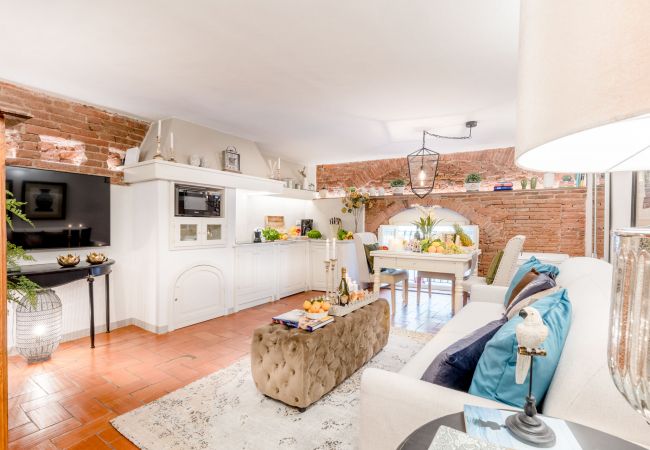 Апартаменты на Lucca - A Million Dollar's View: the Lucca Colosseum. Luxury 1 bedroom 1 Bathroom Apartment Апартаменты на Lucca - A Million Dollar's View: the Lucca Colosseum. Luxury 1 bedroom 1 Bathroom Apartment