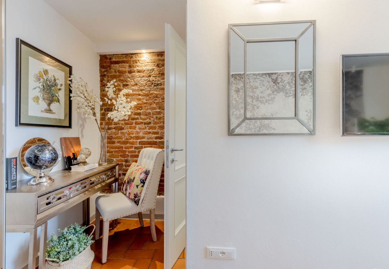 Апартаменты на Lucca - A Million Dollar's View: the Lucca Colosseum. Luxury 1 bedroom 1 Bathroom Apartment Апартаменты на Lucca - A Million Dollar's View: the Lucca Colosseum. Luxury 1 bedroom 1 Bathroom Apartment