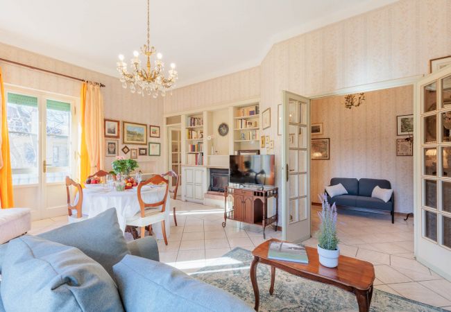 Апартаменты на Lucca - Simple Convenient 3 bedrooms apartment + parking Апартаменты на Lucca - Simple Convenient 3 bedrooms apartment + parking