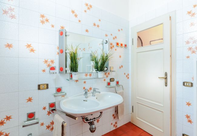 Апартаменты на Lucca - Simple Convenient 3 bedrooms apartment + parking Апартаменты на Lucca - Simple Convenient 3 bedrooms apartment + parking