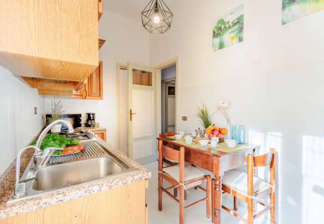 Апартаменты на Lucca - Simple Convenient 3 bedrooms apartment + parking Апартаменты на Lucca - Simple Convenient 3 bedrooms apartment + parking