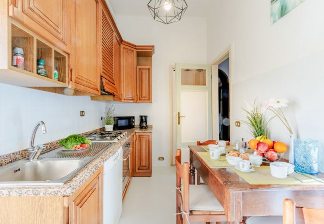 Апартаменты на Lucca - Simple Convenient 3 bedrooms apartment + parking Апартаменты на Lucca - Simple Convenient 3 bedrooms apartment + parking