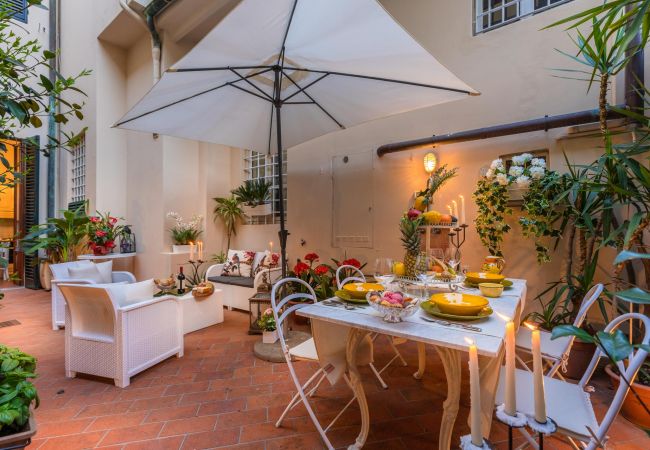 Апартаменты на Lucca - The Garden Along The Stream, romantic apartment with private garden inside the walls of Lucca Апартаменты на Lucca - The Garden Along The Stream, romantic apartment with private garden inside the walls of Lucca