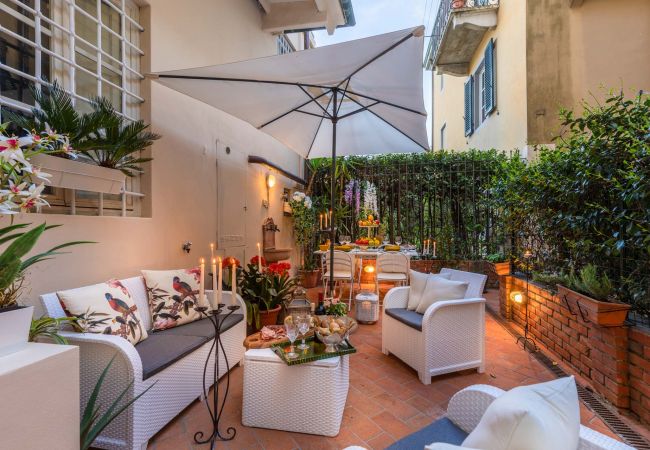 Апартаменты на Lucca - The Garden Along The Stream, romantic apartment with private garden inside the walls of Lucca Апартаменты на Lucca - The Garden Along The Stream, romantic apartment with private garden inside the walls of Lucca