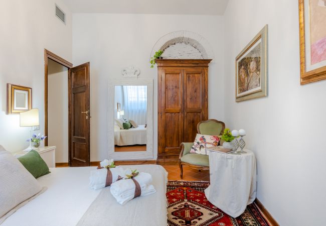 Апартаменты на Lucca - The Garden Along The Stream, romantic apartment with private garden inside the walls of Lucca Апартаменты на Lucca - The Garden Along The Stream, romantic apartment with private garden inside the walls of Lucca