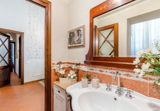 Апартаменты на Lucca - The Garden Along The Stream, romantic apartment with private garden inside the walls of Lucca Апартаменты на Lucca - The Garden Along The Stream, romantic apartment with private garden inside the walls of Lucca