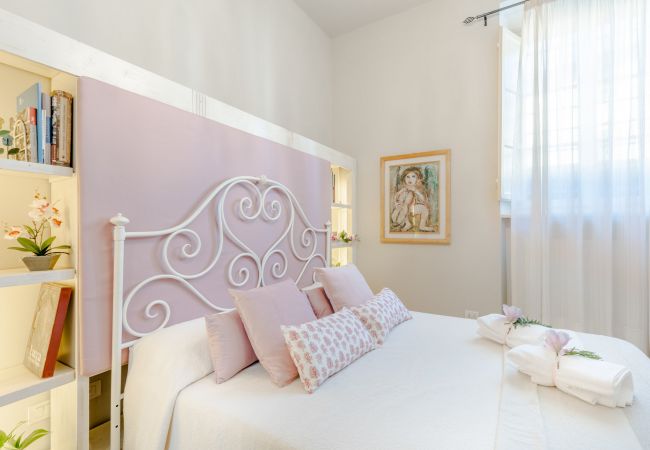 Апартаменты на Lucca - The Garden Along The Stream, romantic apartment with private garden inside the walls of Lucca Апартаменты на Lucca - The Garden Along The Stream, romantic apartment with private garden inside the walls of Lucca