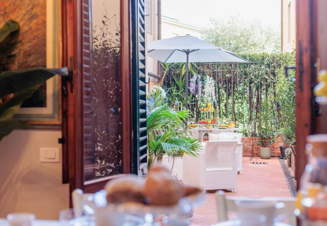 Апартаменты на Lucca - The Garden Along The Stream, romantic apartment with private garden inside the walls of Lucca Апартаменты на Lucca - The Garden Along The Stream, romantic apartment with private garden inside the walls of Lucca