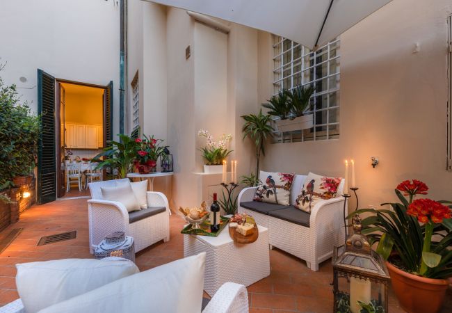 Апартаменты на Lucca - The Garden Along The Stream, romantic apartment with private garden inside the walls of Lucca Апартаменты на Lucca - The Garden Along The Stream, romantic apartment with private garden inside the walls of Lucca