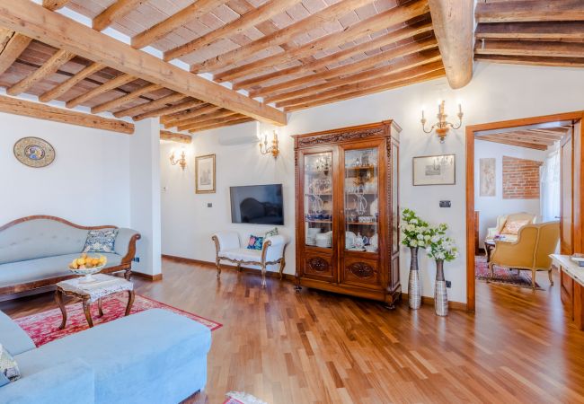 Апартаменты на Lucca - Casa La Guardia, a Classic 3 bedrooms Panoramic Apartment inside a Medieval tower dating back to 1100s within the Walls of Lucca Апартаменты на Lucca - Casa La Guardia, a Classic 3 bedrooms Panoramic Apartment inside a Medieval tower dating back to 1100s within the Walls of Lucca
