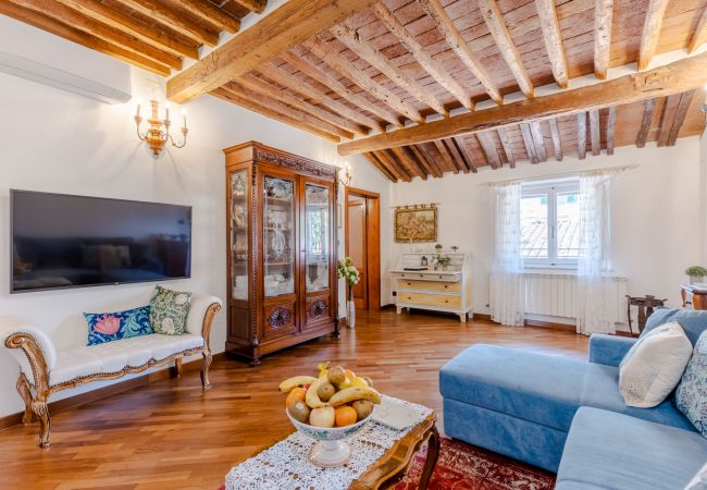 Апартаменты на Lucca - Casa La Guardia, a Classic 3 bedrooms Panoramic Apartment inside a Medieval tower dating back to 1100s within the Walls of Lucca Апартаменты на Lucca - Casa La Guardia, a Classic 3 bedrooms Panoramic Apartment inside a Medieval tower dating back to 1100s within the Walls of Lucca