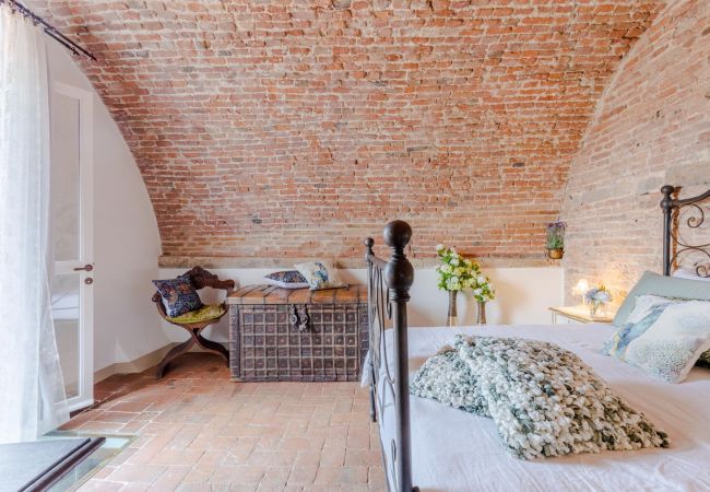 Апартаменты на Lucca - Casa La Guardia, a Classic 3 bedrooms Panoramic Apartment inside a Medieval tower dating back to 1100s within the Walls of Lucca Апартаменты на Lucca - Casa La Guardia, a Classic 3 bedrooms Panoramic Apartment inside a Medieval tower dating back to 1100s within the Walls of Lucca