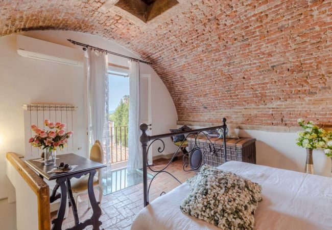 Апартаменты на Lucca - Casa La Guardia, a Classic 3 bedrooms Panoramic Apartment inside a Medieval tower dating back to 1100s within the Walls of Lucca Апартаменты на Lucca - Casa La Guardia, a Classic 3 bedrooms Panoramic Apartment inside a Medieval tower dating back to 1100s within the Walls of Lucca