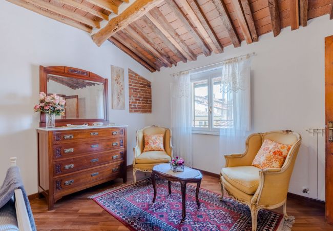 Апартаменты на Lucca - Casa La Guardia, a Classic 3 bedrooms Panoramic Apartment inside a Medieval tower dating back to 1100s within the Walls of Lucca Апартаменты на Lucca - Casa La Guardia, a Classic 3 bedrooms Panoramic Apartment inside a Medieval tower dating back to 1100s within the Walls of Lucca