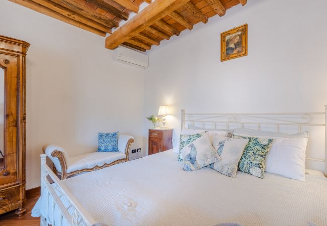 Апартаменты на Lucca - Casa La Guardia, a Classic 3 bedrooms Panoramic Apartment inside a Medieval tower dating back to 1100s within the Walls of Lucca Апартаменты на Lucca - Casa La Guardia, a Classic 3 bedrooms Panoramic Apartment inside a Medieval tower dating back to 1100s within the Walls of Lucca