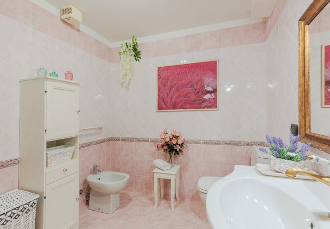 Апартаменты на Lucca - Casa La Guardia, a Classic 3 bedrooms Panoramic Apartment inside a Medieval tower dating back to 1100s within the Walls of Lucca Апартаменты на Lucca - Casa La Guardia, a Classic 3 bedrooms Panoramic Apartment inside a Medieval tower dating back to 1100s within the Walls of Lucca