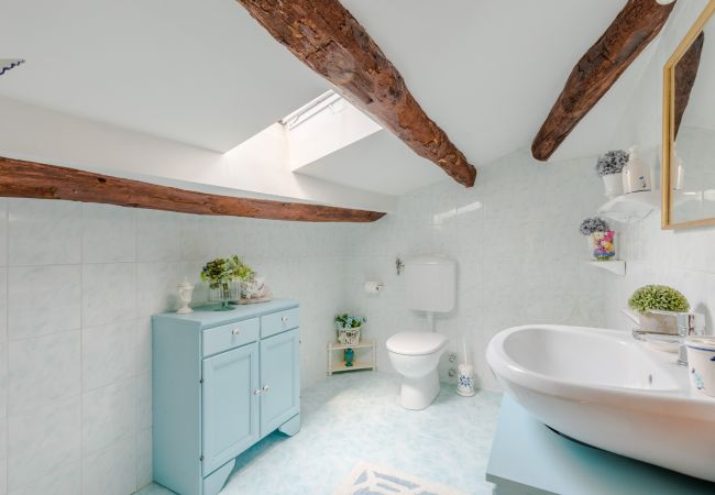 Апартаменты на Lucca - Casa La Guardia, a Classic 3 bedrooms Panoramic Apartment inside a Medieval tower dating back to 1100s within the Walls of Lucca Апартаменты на Lucca - Casa La Guardia, a Classic 3 bedrooms Panoramic Apartment inside a Medieval tower dating back to 1100s within the Walls of Lucca