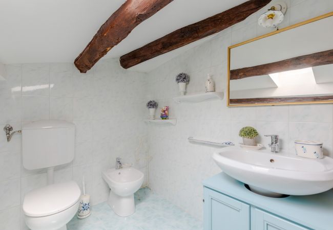 Апартаменты на Lucca - Casa La Guardia, a Classic 3 bedrooms Panoramic Apartment inside a Medieval tower dating back to 1100s within the Walls of Lucca Апартаменты на Lucca - Casa La Guardia, a Classic 3 bedrooms Panoramic Apartment inside a Medieval tower dating back to 1100s within the Walls of Lucca