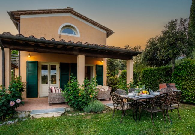 Вилла на Monte San quirico - 3 Bedrooms Farmhouse with Shared Pool in the Fattoria Sardi Wine Resort in Lucca Вилла на Monte San quirico - 3 Bedrooms Farmhouse with Shared Pool in the Fattoria Sardi Wine Resort in Lucca