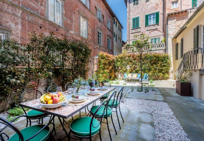  на Lucca - The Healing Garden, 4 bedrooms Villa inside the Walls