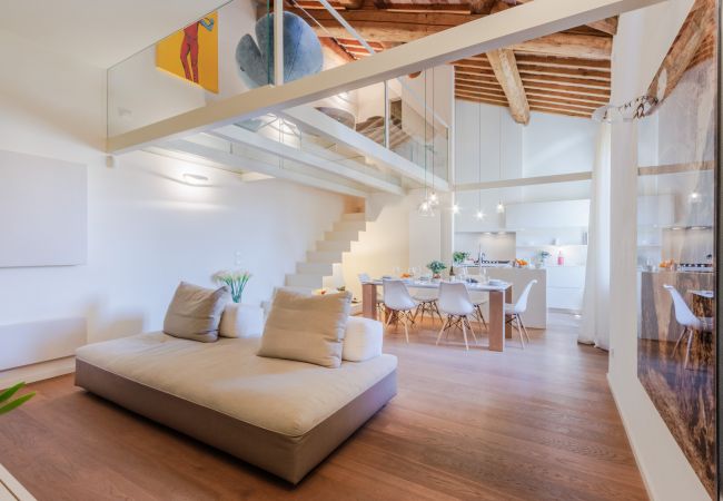  на Lucca - Modern 3 Bedrooms Apartment with Elevator