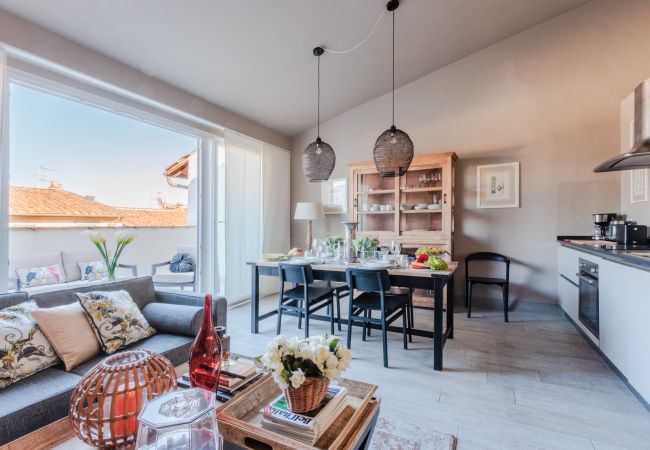  на Lucca - Casa Marta, Luxury 2 Bedrooms Apartment with Terrace Inside the Walls of Lucca