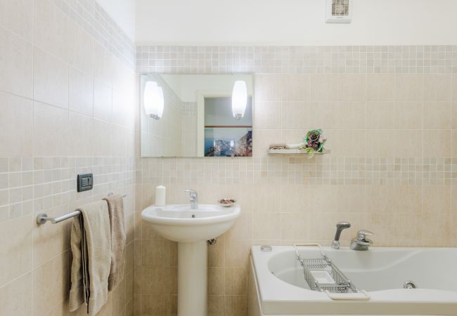 Вилла на Lucca - Villa Debby, 2 bedrooms Farmhouse with Pool on the Hills of Lucca Вилла на Lucca - Villa Debby, 2 bedrooms Farmhouse with Pool on the Hills of Lucca