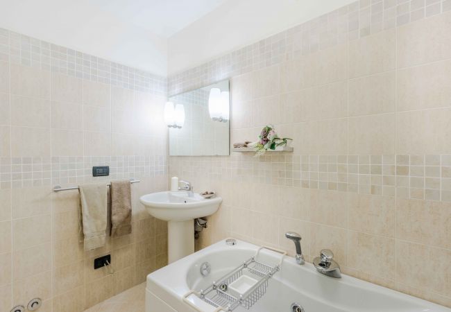 Вилла на Lucca - Villa Debby, 2 bedrooms Farmhouse with Pool on the Hills of Lucca Вилла на Lucca - Villa Debby, 2 bedrooms Farmhouse with Pool on the Hills of Lucca